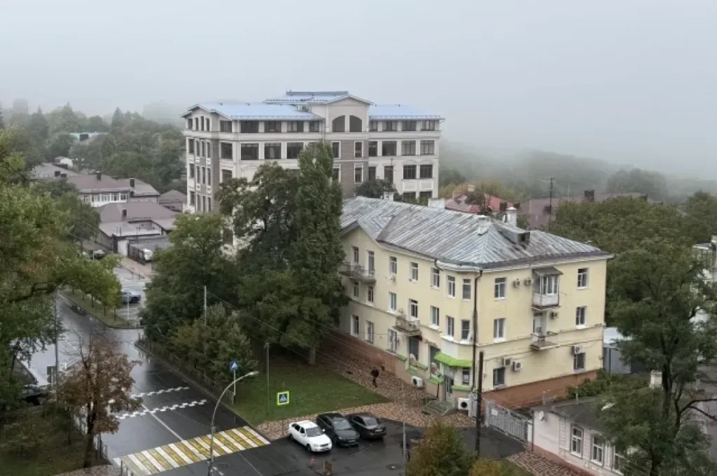 В Ипатово жильцам залитых при ремонте крыши квартир объяснили права