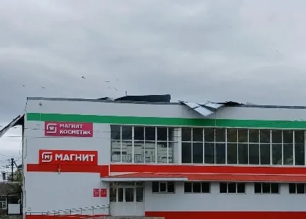 Сильный ветер сорвал крышу супермаркета в Новоалександровске