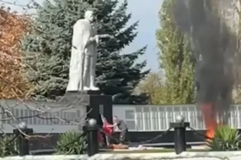 Жителя Казьминского обвиняют в сожжении венков на мемориале