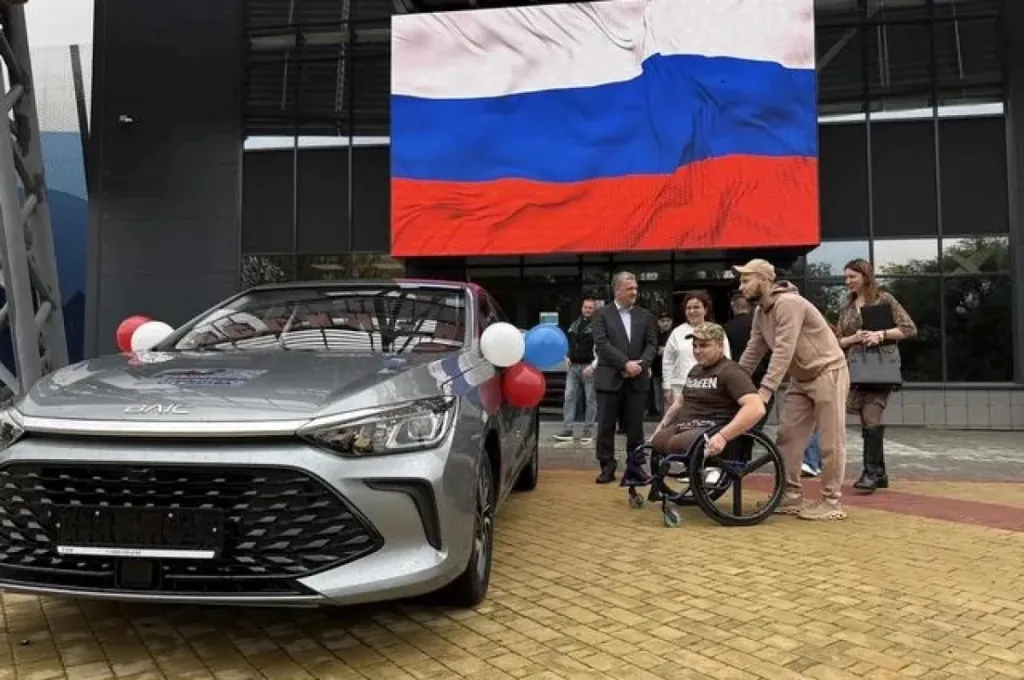 Ветерану СВО в Пятигорске передали автомобиль с ручным управлением